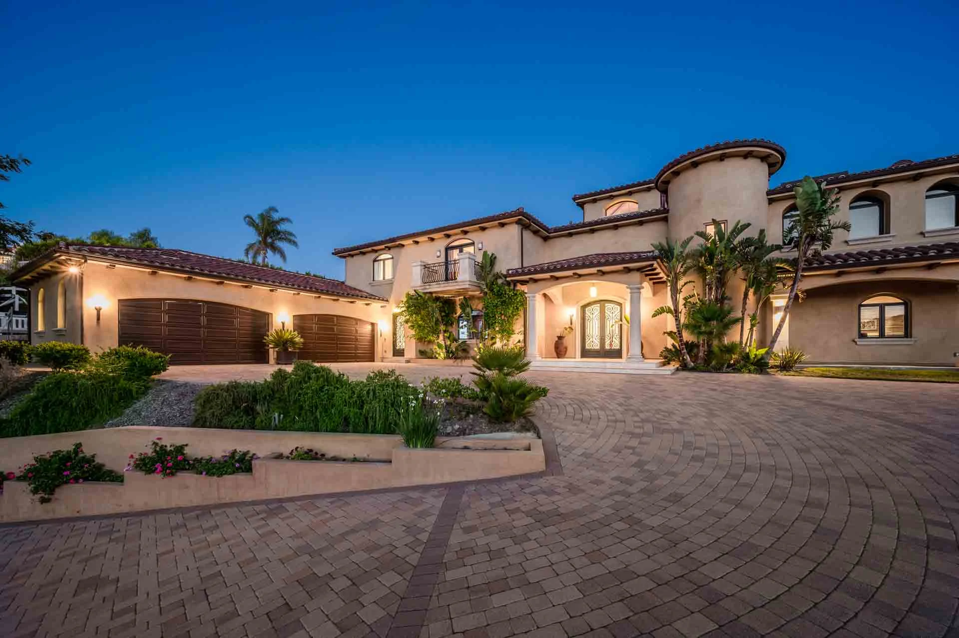 Pros and Cons of Custom Home Building vs. Buying Existing Properties 3 Luxury Living: Weighing the Pros and Cons of Custom Home Building vs. Buying Existing Properties